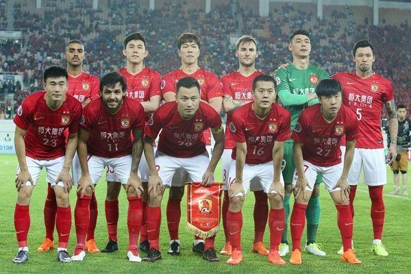 胡拉让我笑！ Oh My God 状态低迷，Xiaohu Victor不断送出免费通行证，但这并没有阻止 Weibo Gaming 获得比赛点