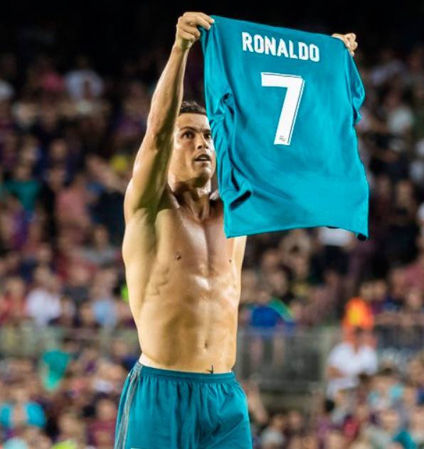 热刺全队已经抵达韩国，孙兴慜、梁民革举韩国国旗合照